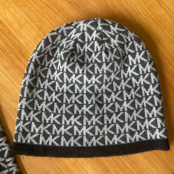 Michael Kors Scarf and Hat Set black and grey - Picture 4 of 4